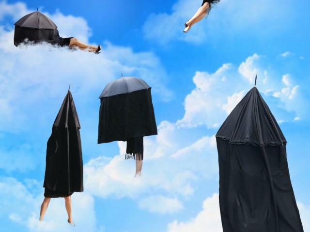 Dames Parapluies dans le ciel de Magritte
